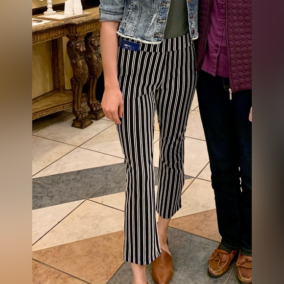 cropped pant with flare leg - Picture 2 of 7